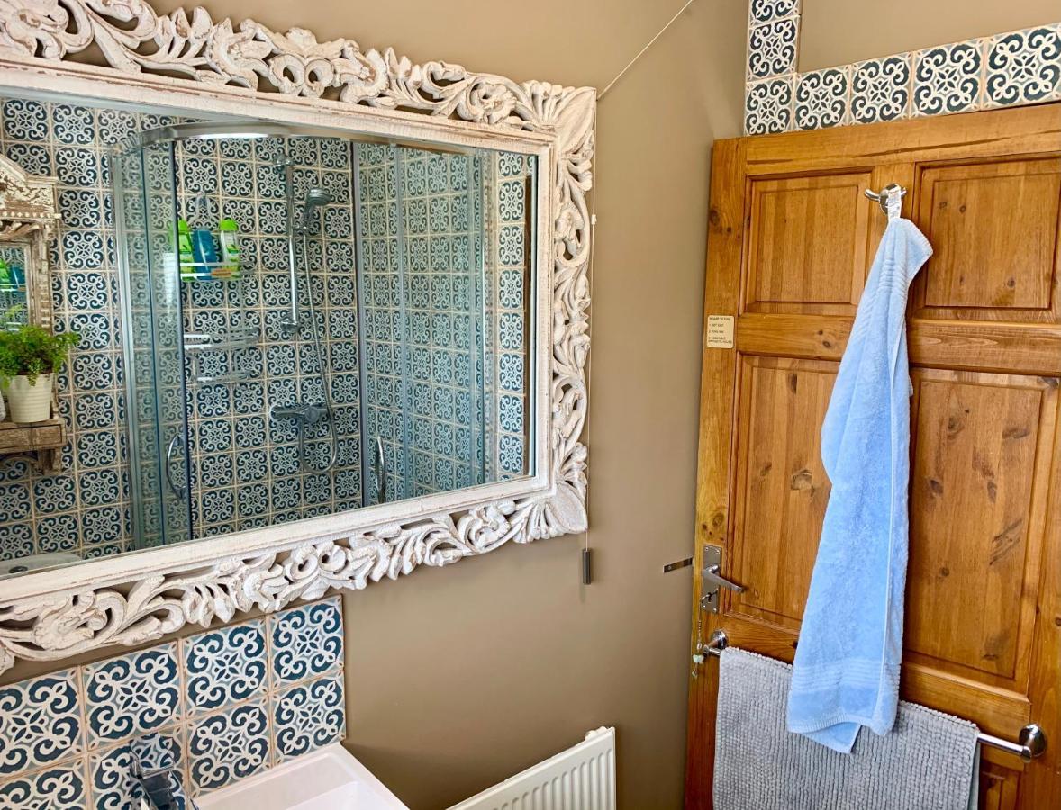 Sw Bed & Breakfast Swindon Exteriör bild