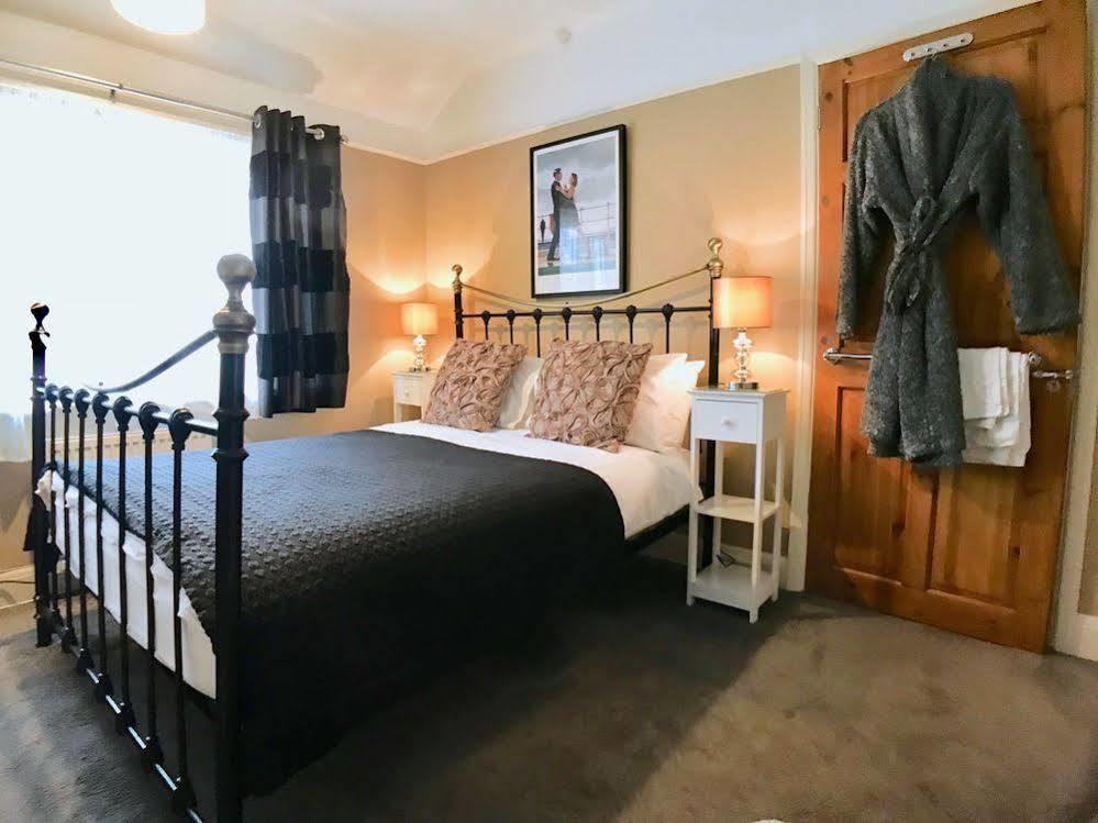 Sw Bed & Breakfast Swindon Exteriör bild
