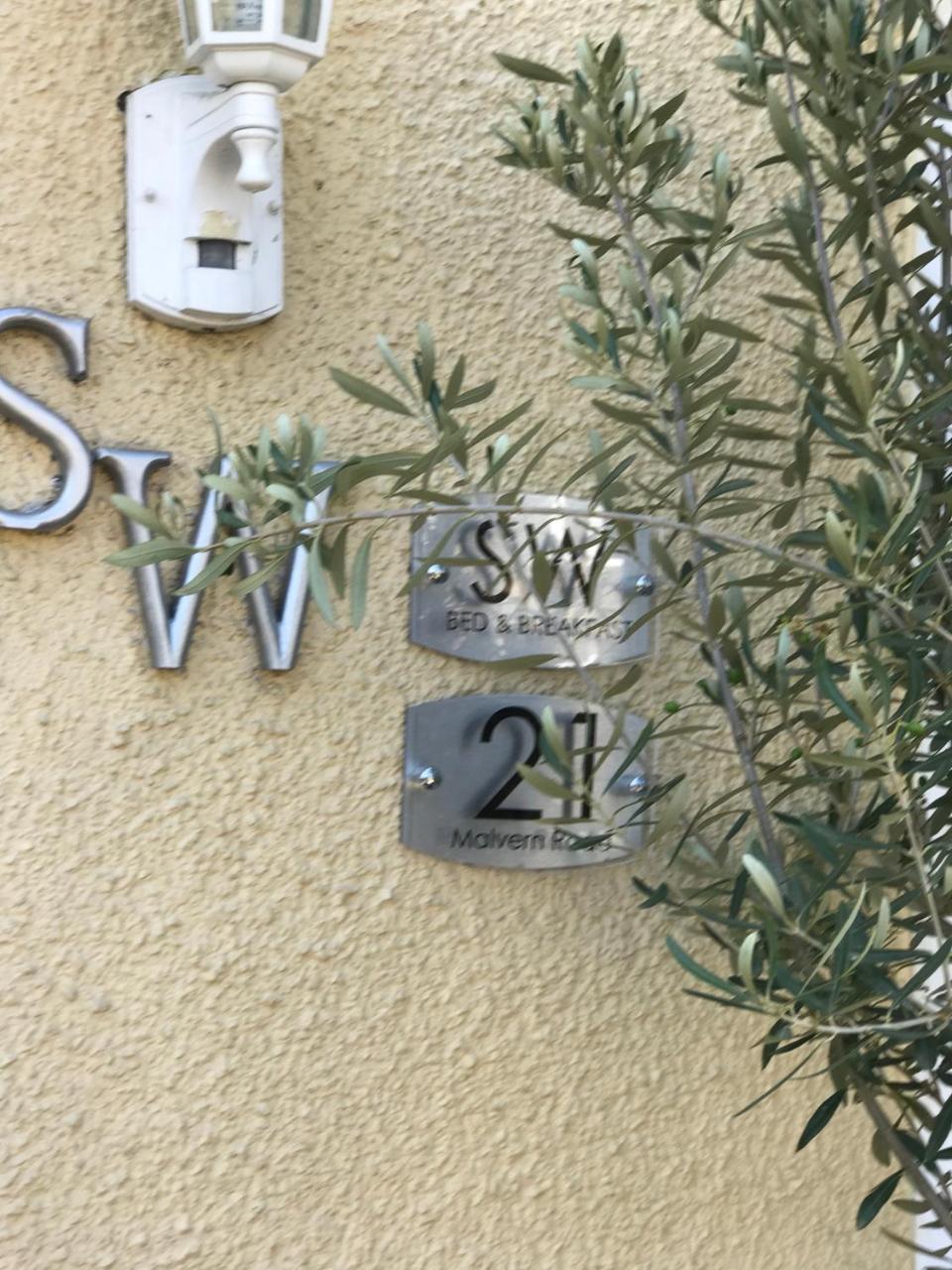 Sw Bed & Breakfast Swindon Exteriör bild