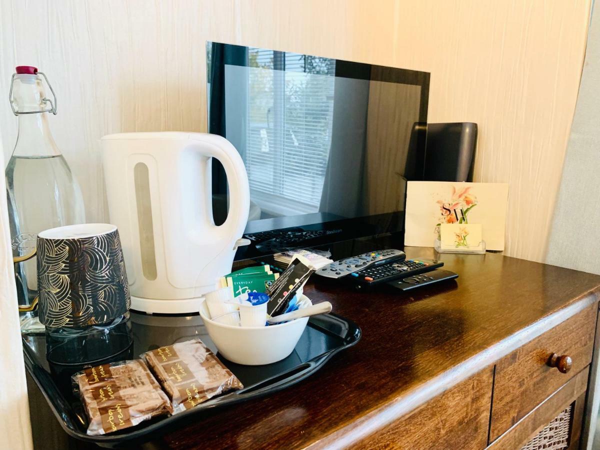 Sw Bed & Breakfast Swindon Exteriör bild